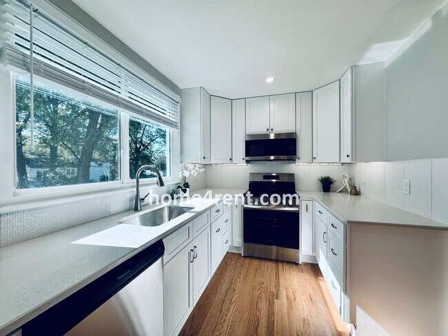 Building Photo - Attractive Overland Park Home w/ Wood Floo...