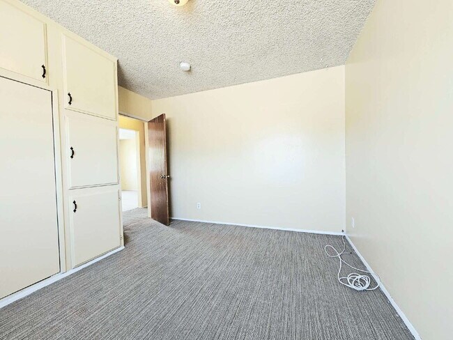 Building Photo - Welcome home to this charming and affordab...