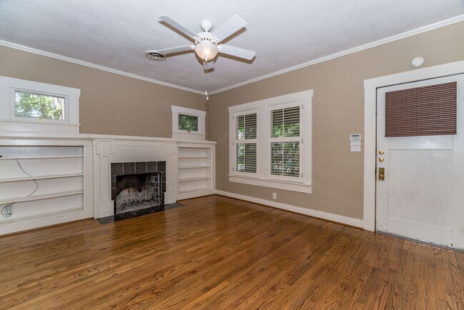 Building Photo - Alamo Heights Cottage