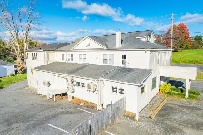 Building Photo - 1 Bedroom with water and electric included close to downtown Morganton!
