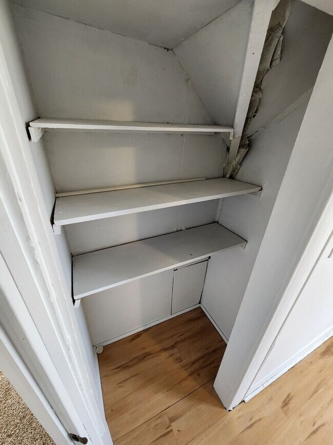 Building Photo - Spacious 2-Bedroom, 1-Bathroom Home AVAILA...