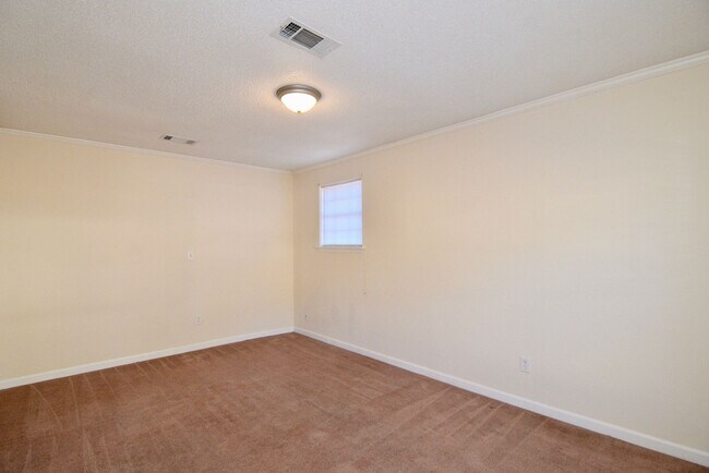 Building Photo - 3 Bed/1.5 Bath home off Meadowbrook Drive ...