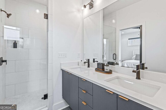 Building Photo - 2424 Memorial Dr SE