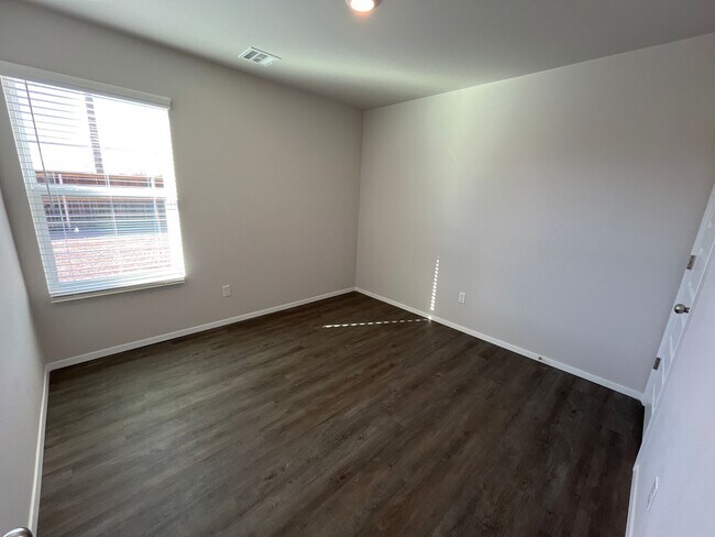 Building Photo - **St Patrick's Day Deal!** NEWER Three Bed...
