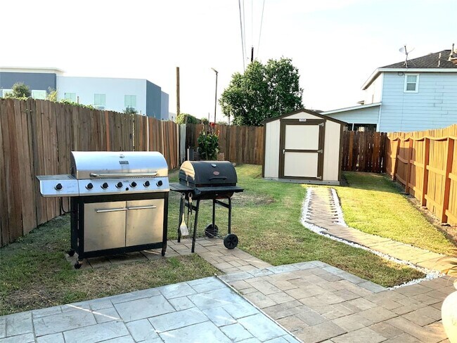 Building Photo - 15506 Red Pine Ridge Way