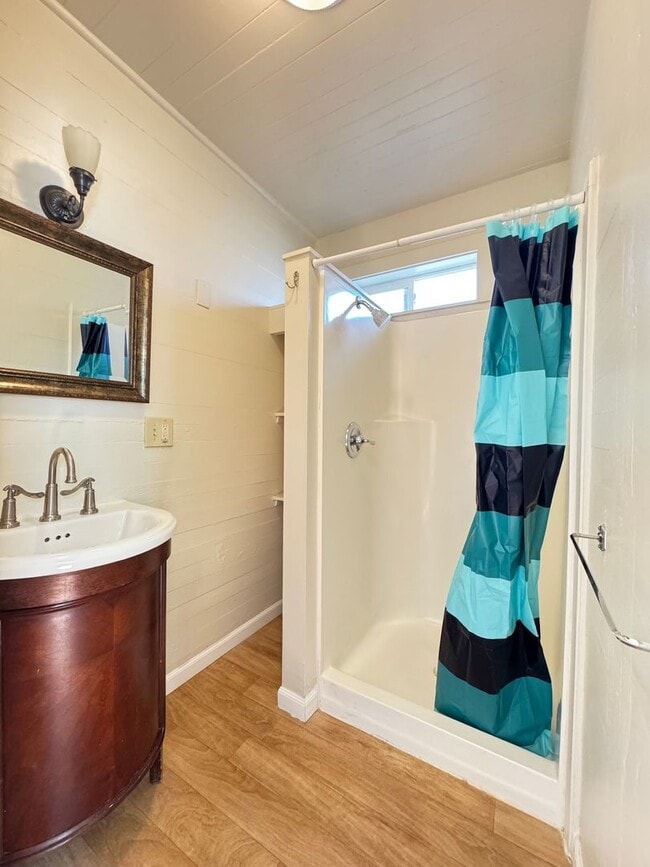 Building Photo - 2 Story home close to downtown