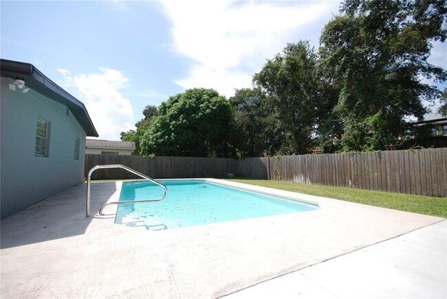 Building Photo - 6515 La Mesa Cir