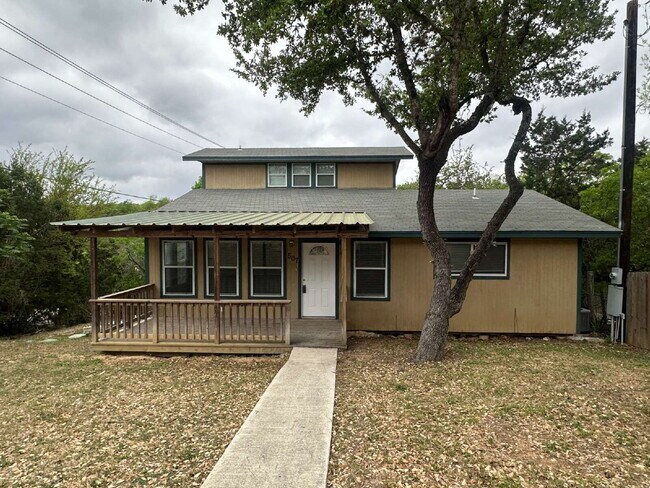 Building Photo - 3-bedroom, 2-bath home nestled in the Rolling Hills subdivision in Canyon Lake