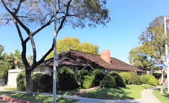 Building Photo - 8533 Rosewood Ave