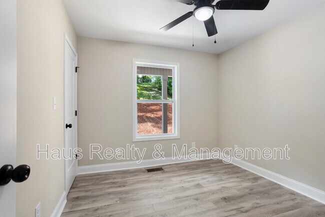 Building Photo - 105 Jay Cir
