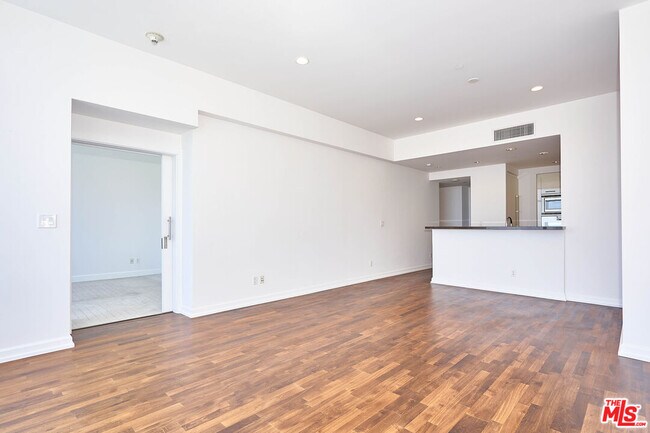 Building Photo - 900 W Olympic Blvd