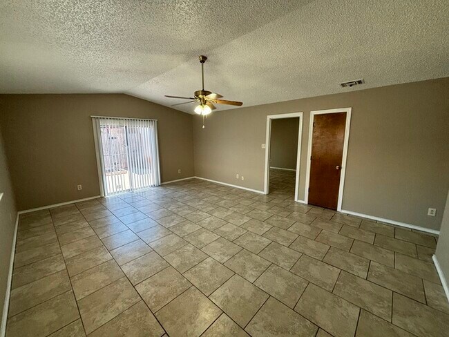 Building Photo - 2 bed 2 bath townhome