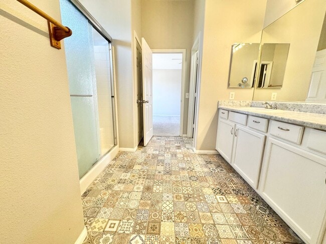 Building Photo - LIMITED TIME ONLY: $500 OFF 2ND MONTH'S RENT -MOVE IN W/IN TWO WEEKS TO TAKE ADVANTAGE of this Be...