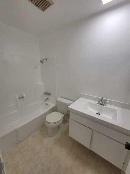 Building Photo - 10521 National Blvd