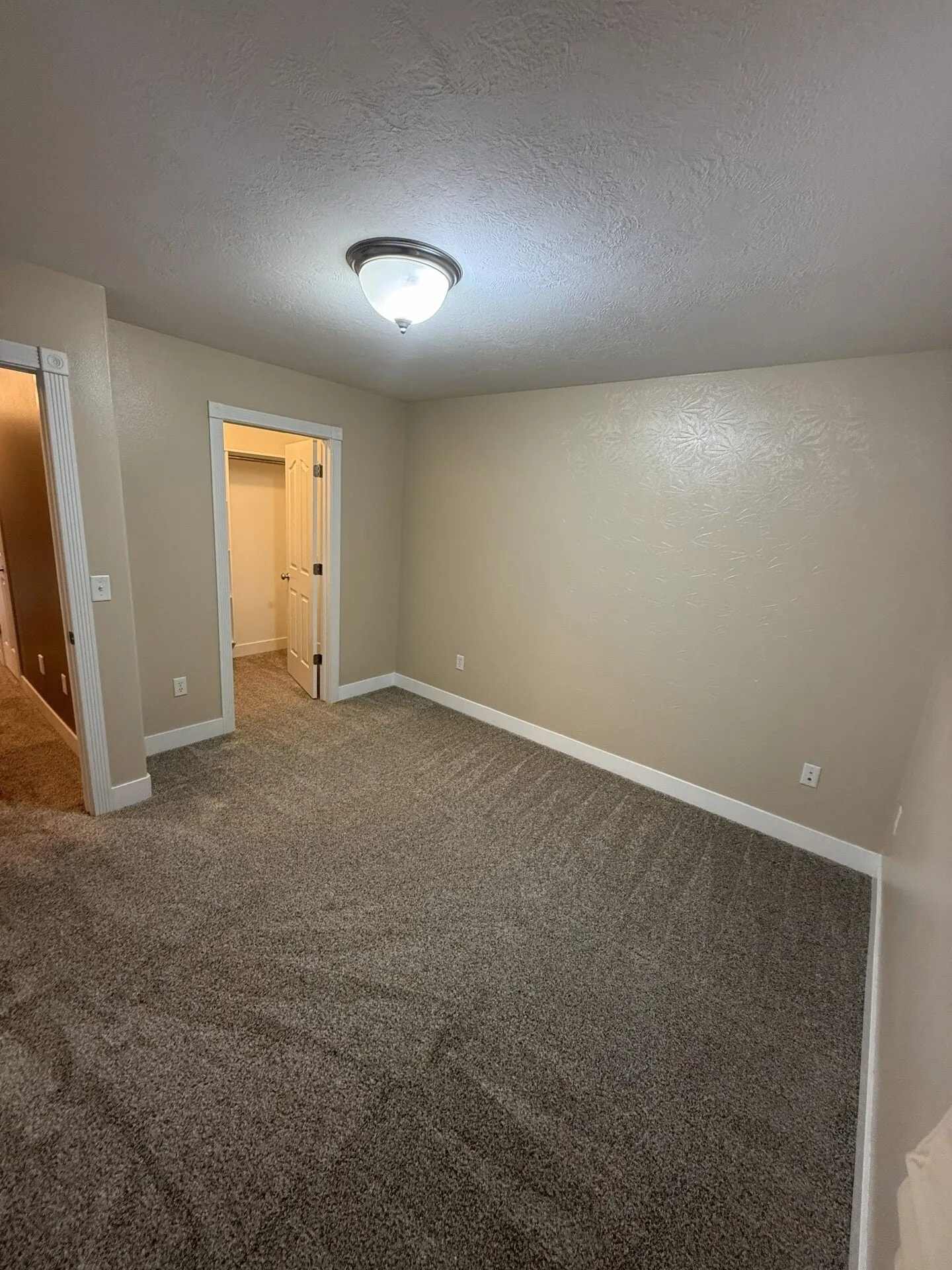 Building Photo - 1390 Stoneridge Dr