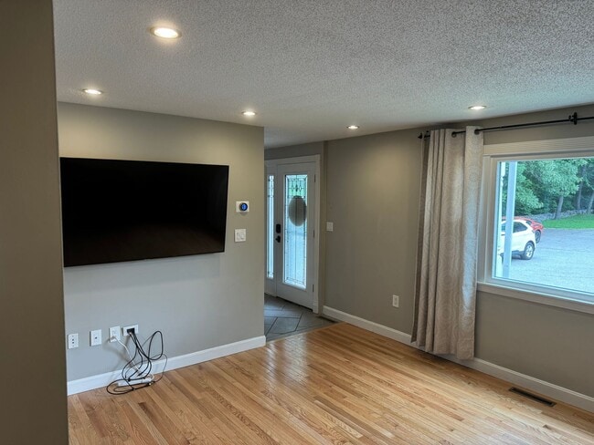 Building Photo - Modern 3 Bedroom Single Family - Available...