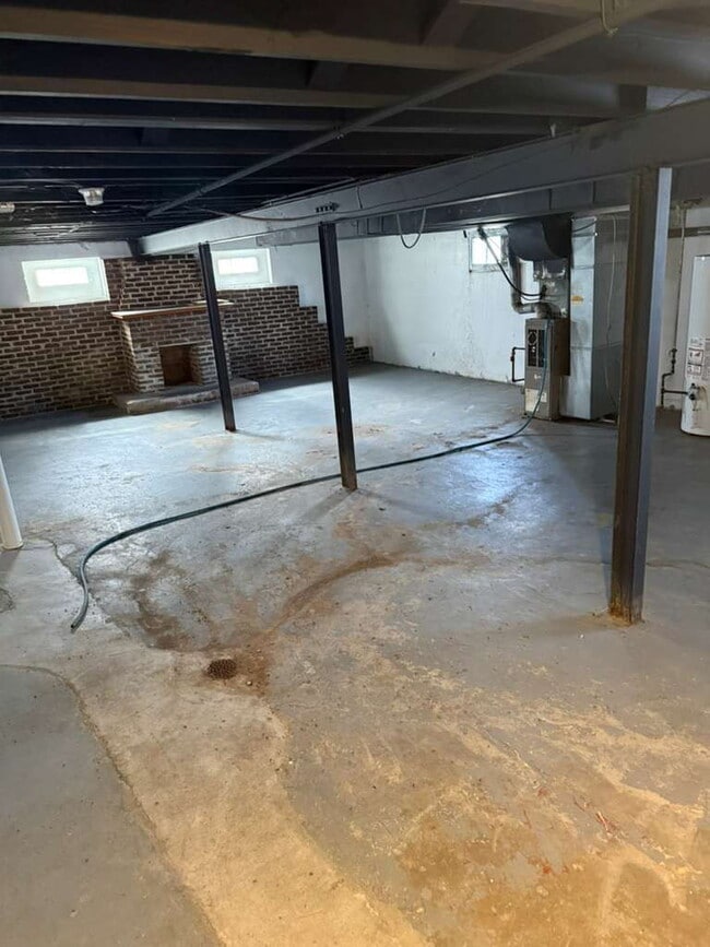 Building Photo - "Charming 2-Bedroom Retreat in University City - Cozy 900 Sq. Ft. Home!"  HUGE bedrooms with Base...