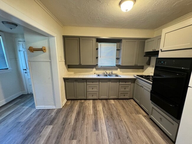 Building Photo - 2 bed 1.5 house with garage storage