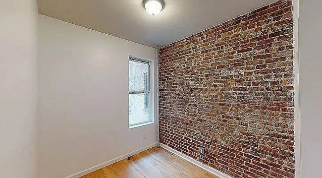 Building Photo - 932 Seneca Ave