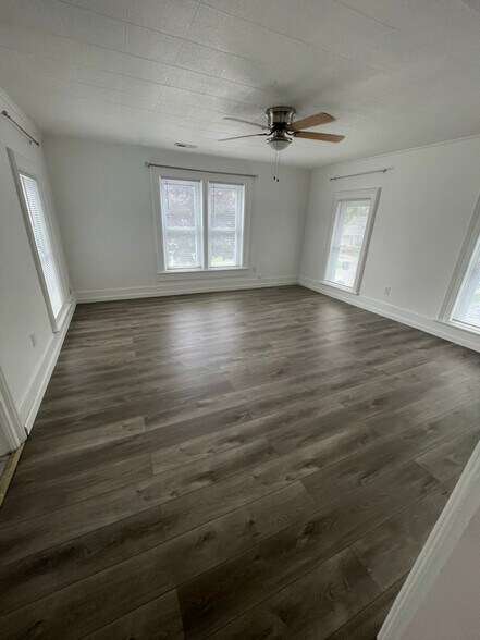 Building Photo - 219 N Davison St