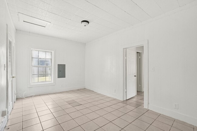 Building Photo - 302 S Wood St