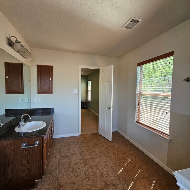 Building Photo - 11727 Madison Oak St