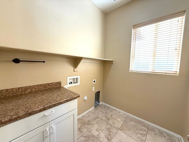 Building Photo - BEAUTIFUL GRANVILLE HOME!