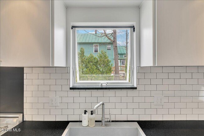 Building Photo - 18 Granite St