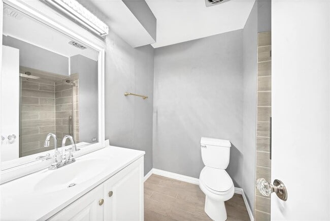 Building Photo - 803 Chateau Pl