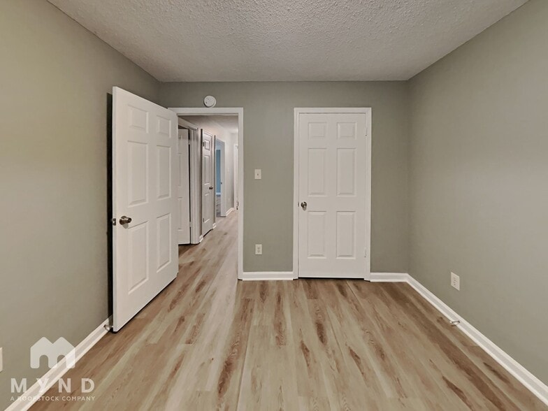 Building Photo - 6718 Lake Point Cir
