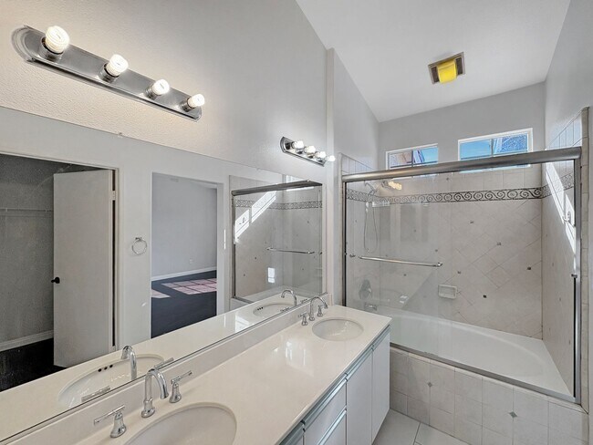 Building Photo - Bright & Spacious 2-Bedroom Home in Mira Mesa