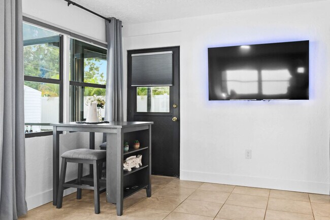 Building Photo - 1311 Cypress Ave