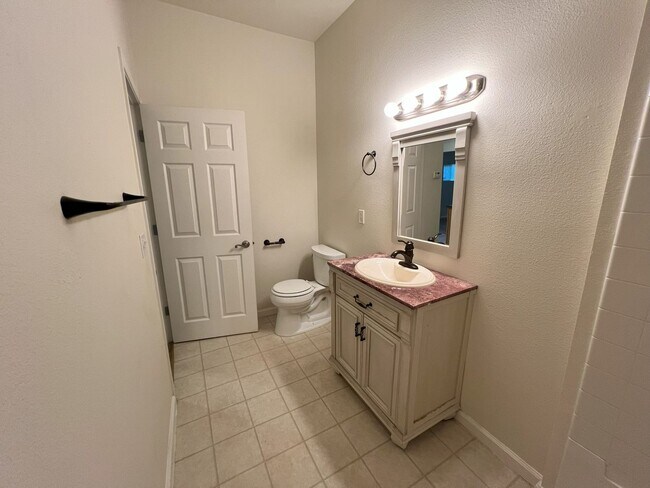 Building Photo - Beautiful 3 bedroom, 1 bathroom home locat...