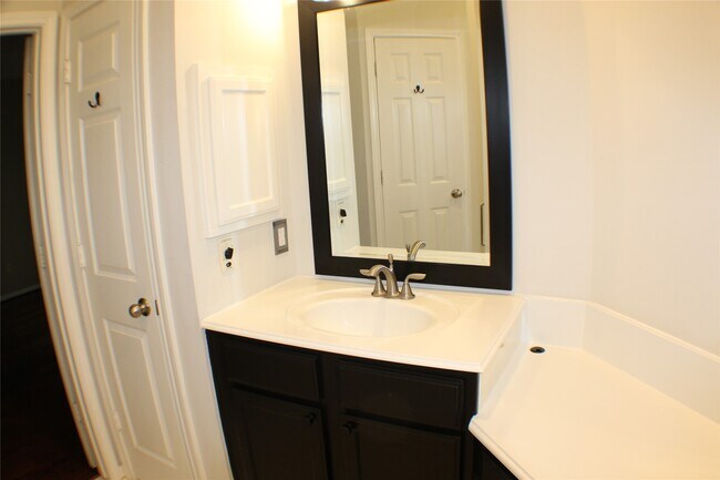 Building Photo - 642 Avery Dr