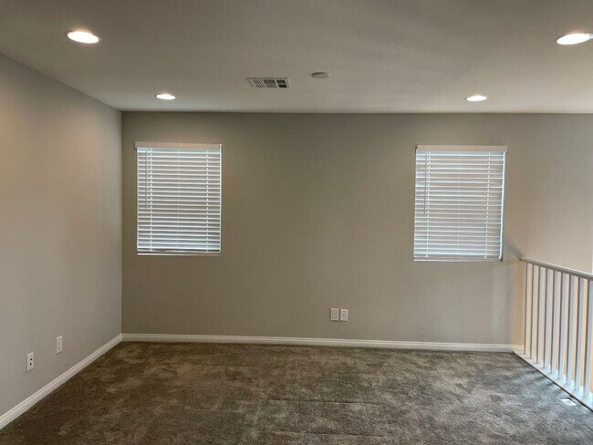 Building Photo - Rhodes Ranch South- 4 Bedroom 3 Bath Home