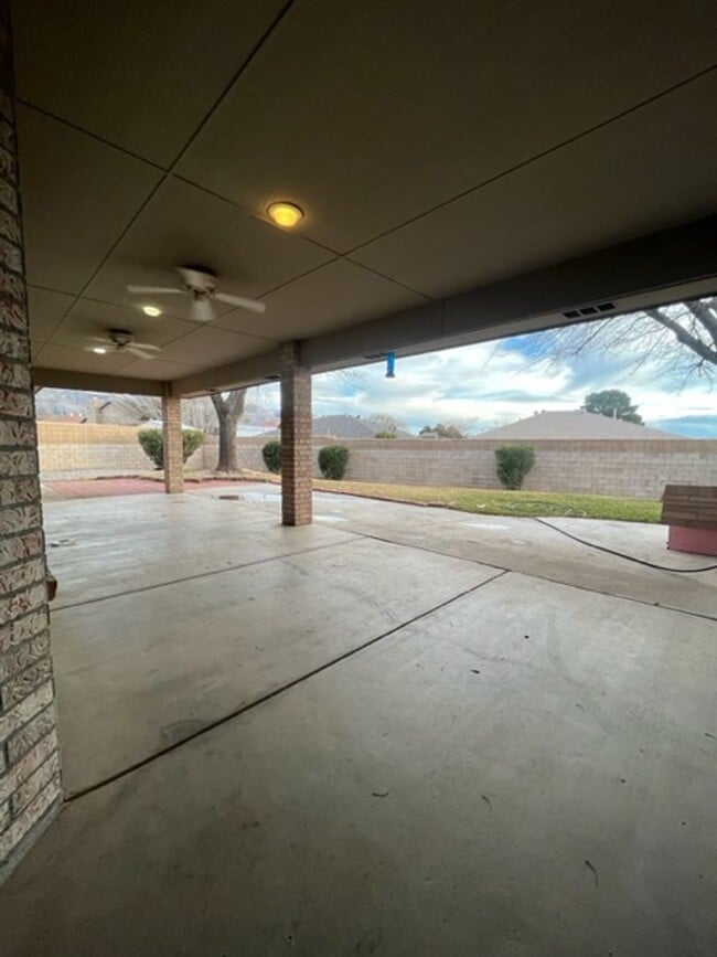 Building Photo - Golf Course Neighborhood