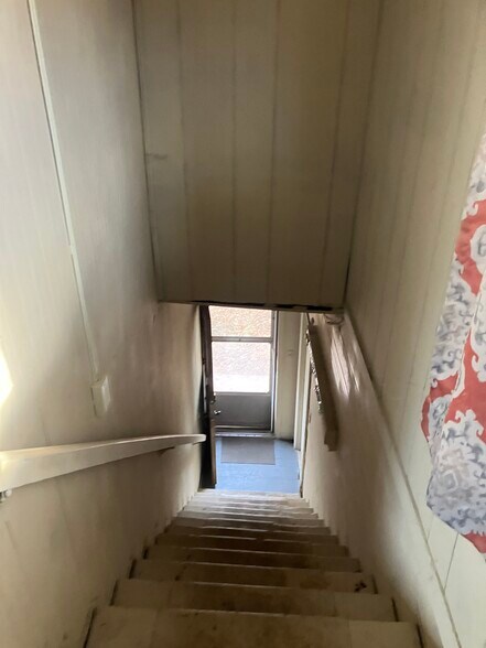 Building Photo - 517 11th Ave W