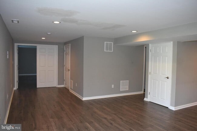 Building Photo - 2174 E Greenleaf Dr