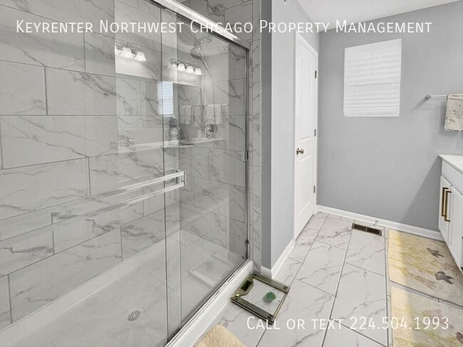 Building Photo - 142 Roslyn Pl