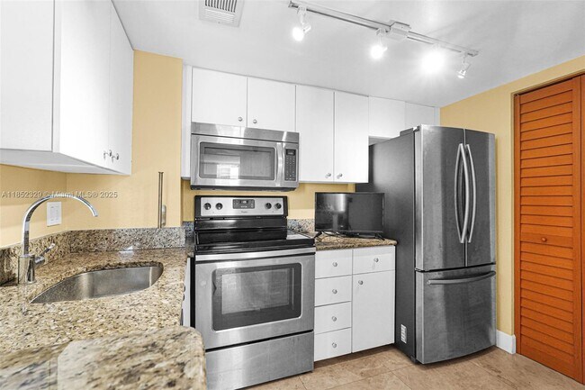 Building Photo - 770 Claughton Island Dr