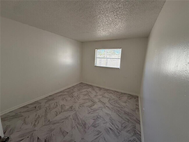 Building Photo - 209 Northwest Jefferson Cir N