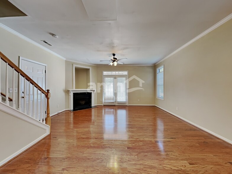 Building Photo - 152 Town Park Dr