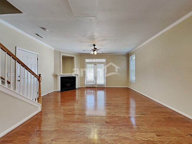 Building Photo - 152 Town Park Dr