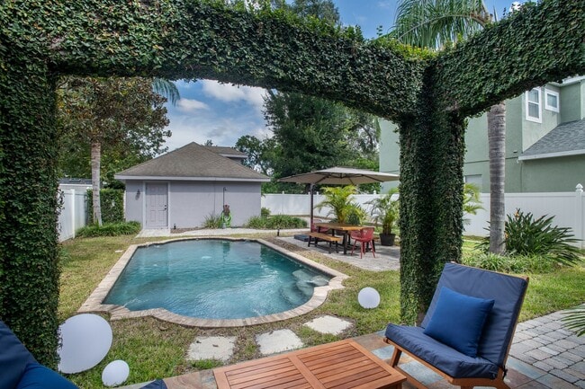 Building Photo - 2 Story, 2 Bed/2.5 Bath, Pool Home Plus Office in Altaloma Heights AVAILABLE NOW!