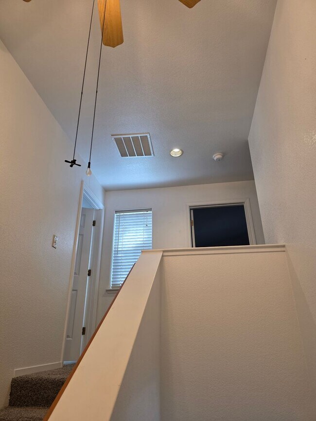 Building Photo - Townhouse Available - Cats OK