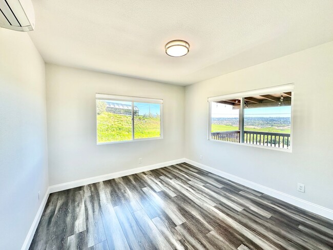 Building Photo - Wonderful & Freshly Remodeled, Spacious Si...