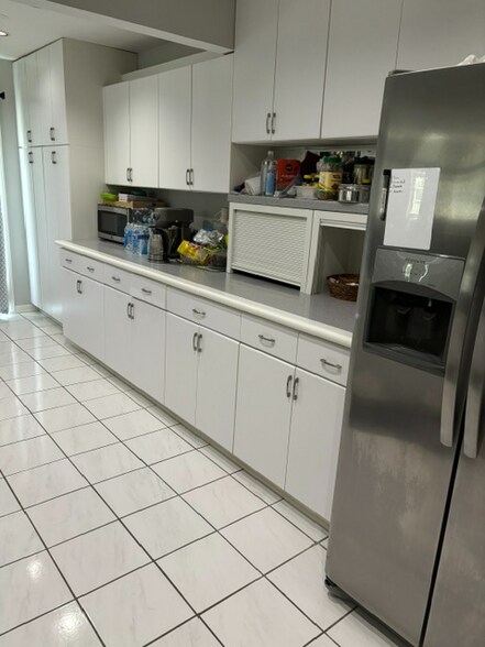 Building Photo - 493 Le Parc Cir