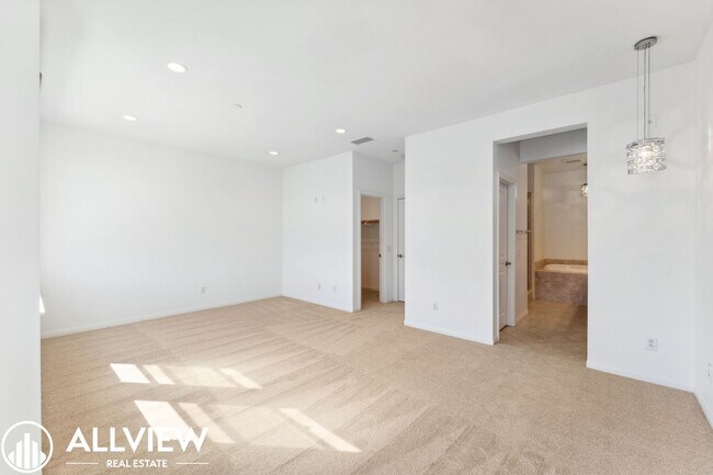 Building Photo - Modern 2 Bed, 2.5 Bath Townhome Available in Aliso Viejo!