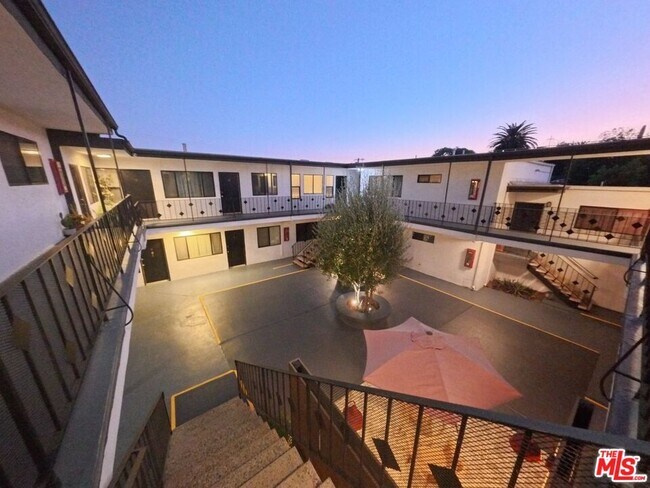 Building Photo - 6607 N Figueroa St