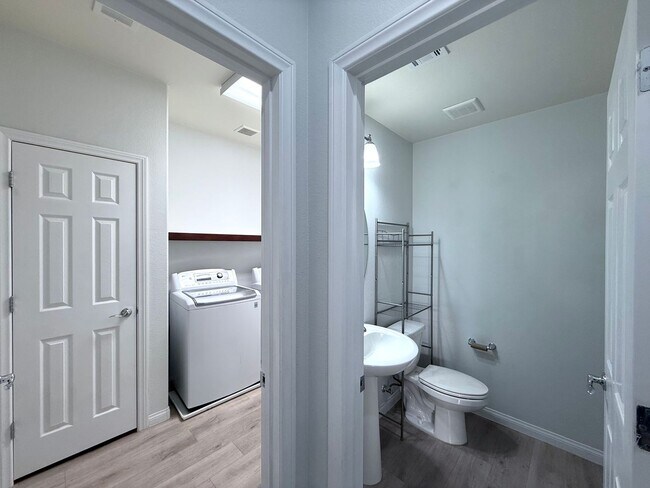 Building Photo - Great 5 bedroom home with RV Parking! Loca...